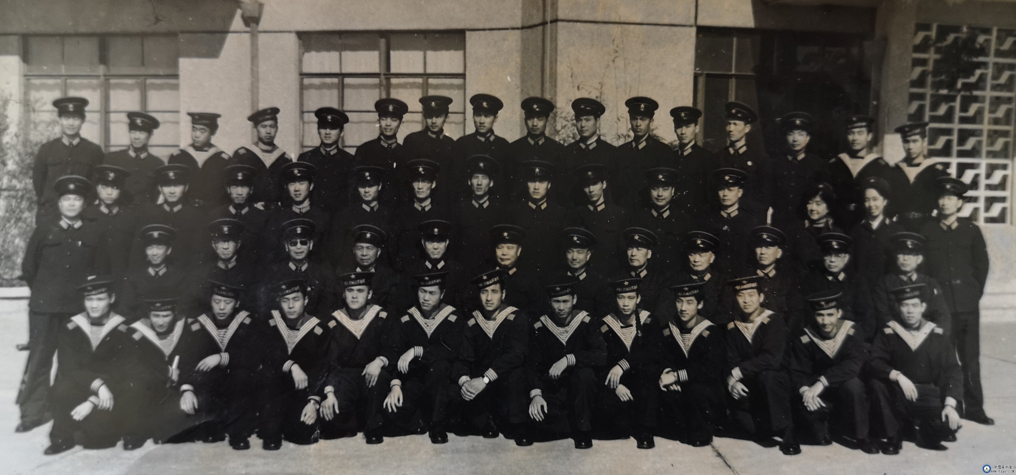 甲板上我弹起吉他 甲板上我弹起吉他