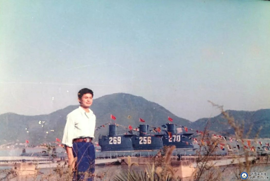 甲板上我弹起吉他 甲板上我弹起吉他